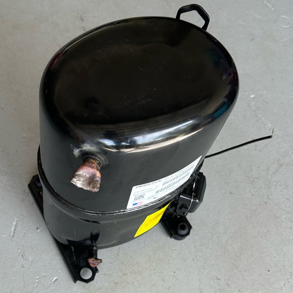 Bristol HCR Reciprocating Compressor, Model Number: HCRB353ABCA - Picture 3 of 8